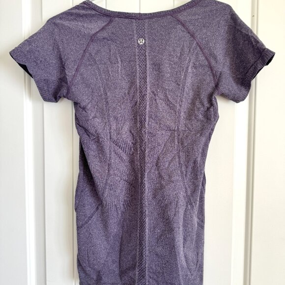 Lululemon Swiftly Tech T-Shirt V-Neck Purple Size 6 - Picture 4 of 6